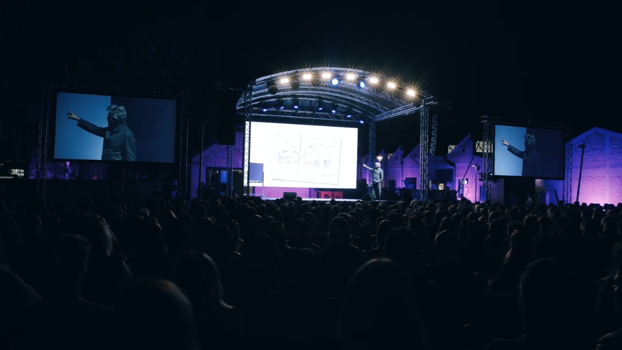 Publika prati večernji program na otvorenoj sceni tokom Kaleidoskopa kulture u Novom Sadu
