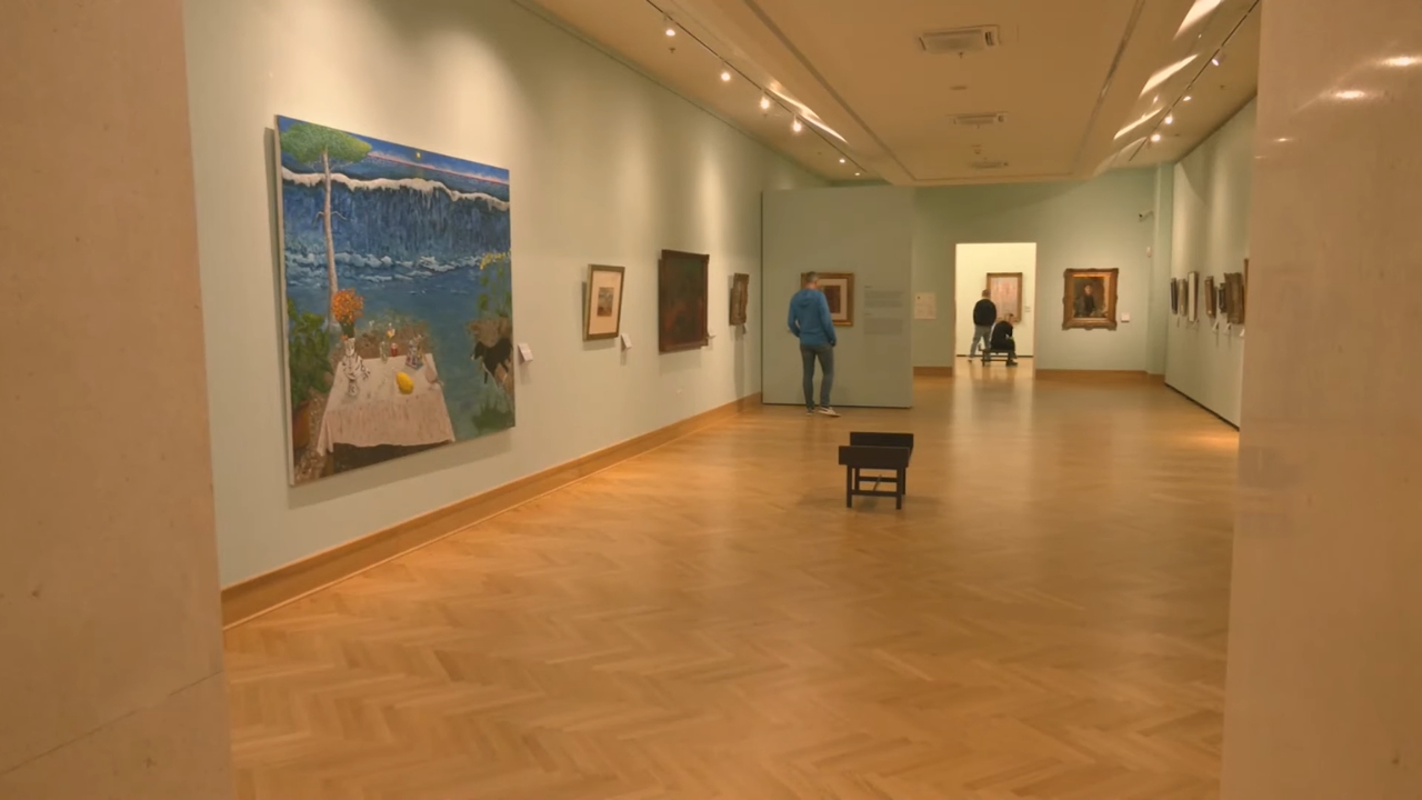 Posetioci razgledaju umetničke radove u galerijskom prostoru tokom Oktobarskog salona u Beogradu