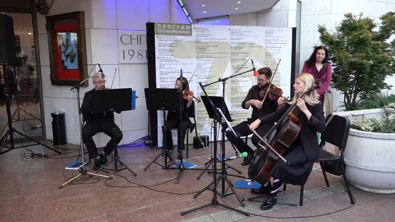 Muzičari izvode klasičnu muziku ispred ulaza tokom Sterijinog pozorja u Novom Sadu